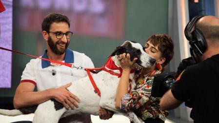Dani Rovira y María León, con Lola.