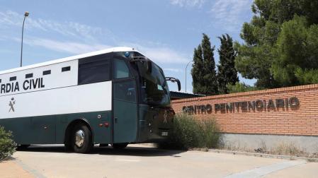 Los siete reclusos varones del "procés", a su llegada, en un autobús de la Guardia Civil, este martes al centro penitenciario de Zuera (Zaragoza).