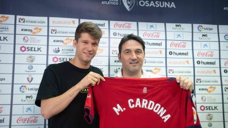 El director deportivo de Osasuna, Braulio Vázquez, ha presentado este miércoles en Tajonar al delantero catalán Marc Cardona.