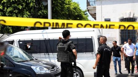 La policía monta un cordón de seguridad alrededor del lugar donde se registró un atentado suicida contra un vehículo policial en Túnez