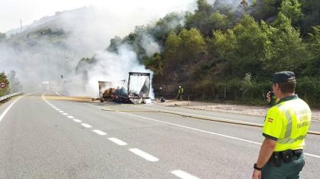 Los bomberos apagan el fuego del camión.