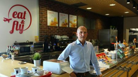 Aena cierra la cafetería y pondrá en el aeropuerto 8 máquinas vending