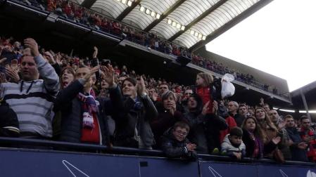 Los jugadores pudieron celebrar el ascenso junto a la afición rojilla cuando terminó el partido frente a Las Palmas.
