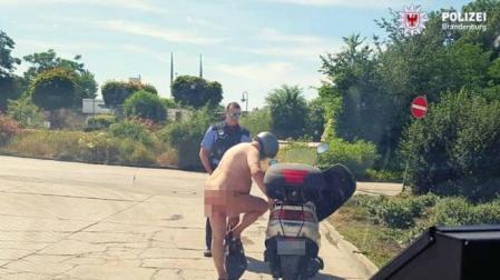 En plena ola de calor, decide ir desnudo en moto