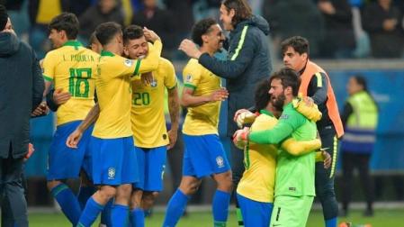 Los jugadores brasileños celebran su clasificación.