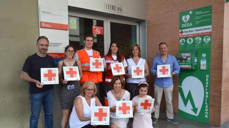 Representantes de Cruz Roja y ANA, en la puerta de la sede de Cruz Roja en Pamplona.