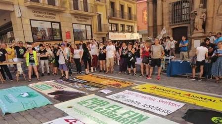 Grupos antitaurinos se manifiestan en Pamplona contra las corridas de toros