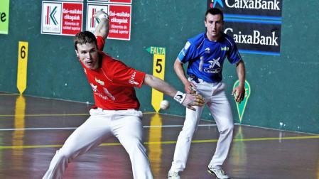 Artola se prepara para golpear una pelota durante la semifinal del Cuatro y Medio de San Fermín.