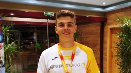 Manu Quijera posa con la medalla en el hotel de concentración.
