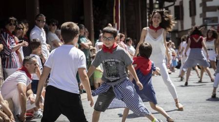 La plaza de la iglesia de Santesteban se quedó pequeña para el tradicional baile del Trapatan, durante sus fiestas tradicionales.