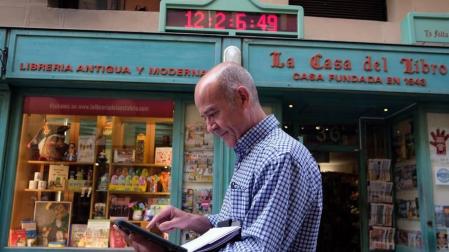 Fotos que ilustran la cuenta atrás para los sanfermines a través del reloj instalado en la  calle Estafeta, número 36.