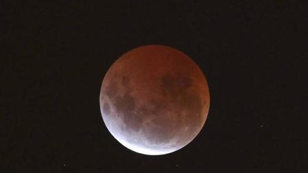 Este sábado 4 de abril tuvo lugar el eclipso total de luna más fugaz del siglo, con una duración de cinco minutos.