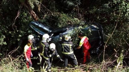 Los bomberos han tenido que desatrapar a la persona que iba en el vehículo accidentado