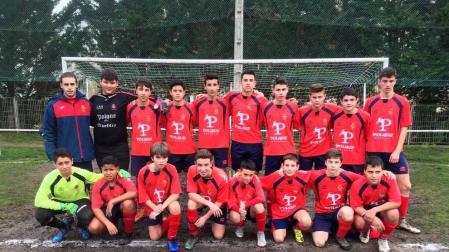 Fotos de los equipos de fútbol y futbito en el C.D. Aoiz en cuyas diez categorías han jugado esta temporada 162 jugadores