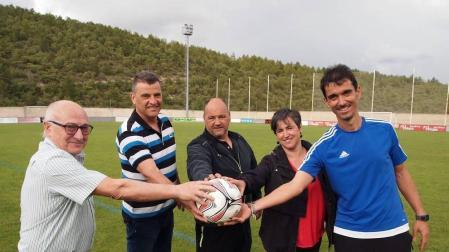Fotos de los equipos de fútbol y futbito en el C.D. Aoiz en cuyas diez categorías han jugado esta temporada 162 jugadores