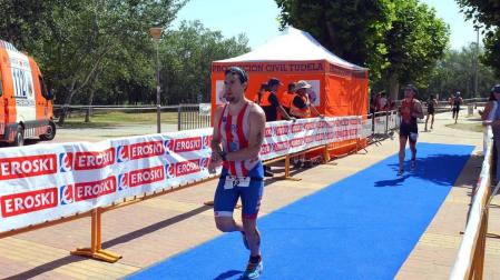El calor no frenó a los 167 participantes que disputaron el Triatlón Reto del Ebro, en Tudela, en la que Iñigo Sevillano, en categoría masculina y Nuria Rodríguez en femenina, lograron imponerse.