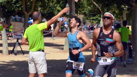 El calor no frenó a los 167 participantes que disputaron el Triatlón Reto del Ebro, en Tudela, en la que Iñigo Sevillano, en categoría masculina y Nuria Rodríguez en femenina, lograron imponerse.