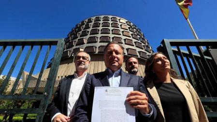 El secretario general de Ciudadanos, José Manuel Villegas (i); el portavoz adjunto del grupo, Joan Mesquida (2i), y los diputados de Ciudadanos, Edmundo Bal (2d) y Sara Giménez (d), registran un recurso de inconstitucionalidad contra la llamada Ley de Abusos Policiales del Parlamento Vasco.
