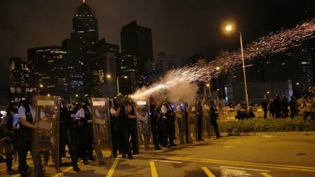 Policías hongkoneses lanzan gases lacrimógenos contra manifestantes frente al Consejo Legislativo de Hong Kong