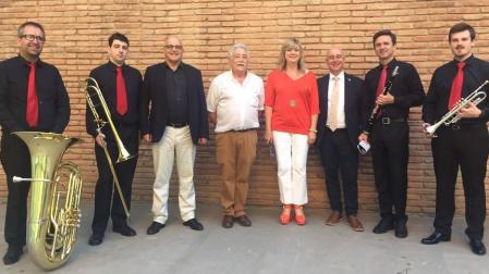 De izquierda a derecha: Fernando Pindado, Pere Martínez, Ana Ollo, Koldo Larrea y José Andrés Palacios, entre los músicos de La Pamplonesa.