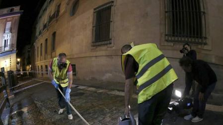 Operarios de una empresa han vertido la madrugada de este martes un tratamiento antideslizante en los puntos mas conflictivos del encierro para evitar que los toros resbalen y así no poner en peligro la integridad física de los corredores.