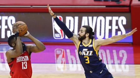 Ricky Rubio intenta taponar el tiro de Harden.