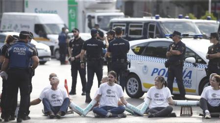 Greenpeace corta la entrada a Madrid Central para protestar contra la moratoria de multas