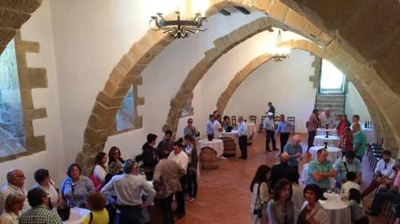 Los monjes del Monasterio de la Oliva presentan sus nuevos vinos