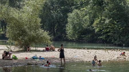 La tramitación ante la CHE aleja de este verano la playa fluvial del Ega