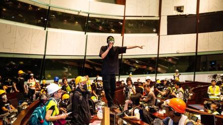 Batalla campal en el Parlamento de Hong Kong