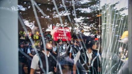 China reacciona con furia tras el asalto estudiantil al Parlamento de Hong Kong