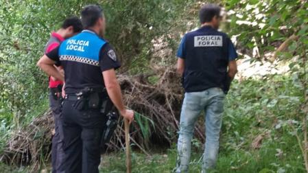 Agentes forales y municipales inspeccionando el lugar del hallazgo en Peralta.