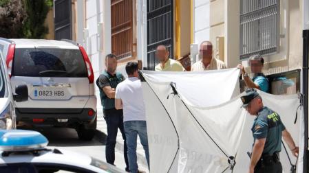 La Guardia Civil despliega una lona para tapar el cuerpo de la mujer de 42 años asesinada presuntamente por su marido en Rute