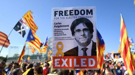 Independentistas catalanes se manifiestan ante el Parlamento Europeo.