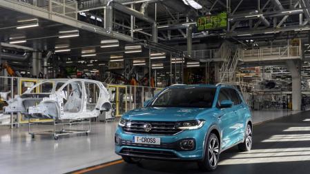 La dirección y la mayoría del comité de Volkswagen Navarra firman el acuerdo para el tercer modelo