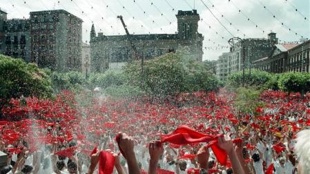 Si hay un momento en el que la fiesta se vive a flor de piel de verdad, ese es el chupinazo. El tradicional cohete, que se dispara cada 6 de julio desde el balcón del Ayuntamiento, se ha convertido, con el paso de los años, en todo un ritual de invocación a la fiesta. EDUARDO SANZ