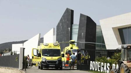 Servicios de emergencias en el lugar del accidente en la bodega en Paniza.