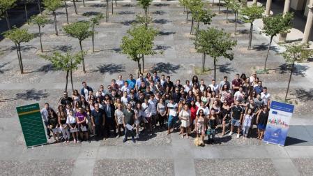 Alumnado de Formación Profesional que ha participado en el programa Erasmus+ junto a responsables de Educación y de Caja Rural de Navarra.