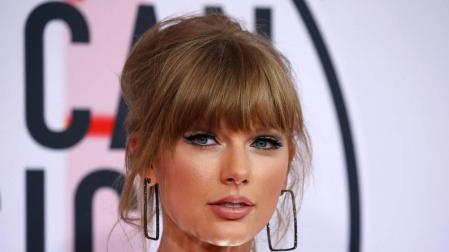 Taylor Swift, con cuatro galardones incluyendo la categoría reina de artista del año, y la latina Camila Cabello, ganadora de otro póker de reconocimientos, reinaron en los premios
