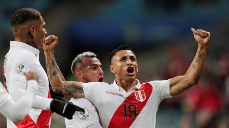 El peruano Yotún celebra el segundo gol de su equipo.