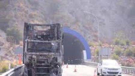 Continúa por segundo día el corte parcial de la A-7 donde ardió un camión de sandías