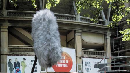 Migueltxo Molina Ayestarán y Pablo Iraburu Ayegui, autores de documentales, en el Callejón del encierro.