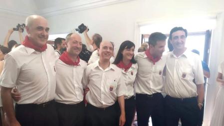 Jesús Garísoain, junto a José Andrés Palacios (presidente), José Vicent Egea (director), Mari Carmen Senosiáin (clarinete) y Luis María San Martín (trompista), en el Ayuntamiento.