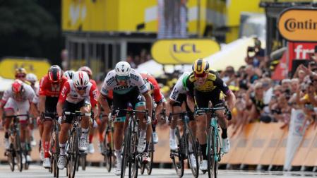 Teunissen sorprende a Sagan y se convierte en el primer líder del Tour