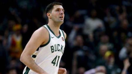Mirotic, con la camiseta de los Bucks.