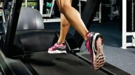 Correr en la cinta puede aliviar el dolor de regla