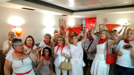 Centenares de navarros ausentes celebraron este sábado el chupinazo en honor a San Fermín y a su tierra