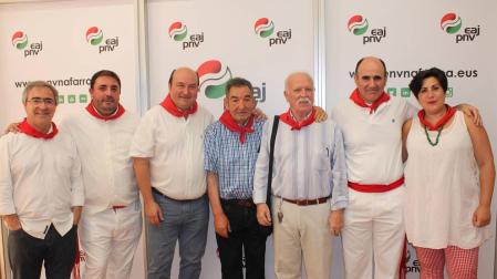 Dirigentes del PNV, junto a los dos homenajeados.
