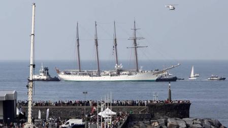 El puerto de Getaria se queda pequeño en el homenaje al marinero Elkano