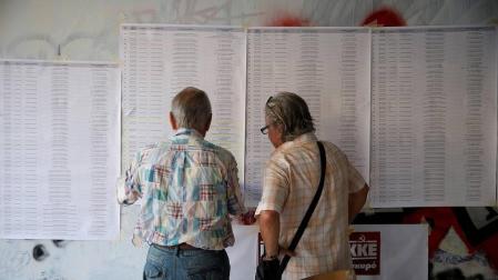 Dos personas, en un colegio electoral de Atenas.